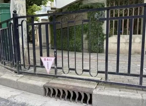 掌柜配资 甘泉路街道给辖区排水口装上 “定位牌”，提高汛期清淤精准度