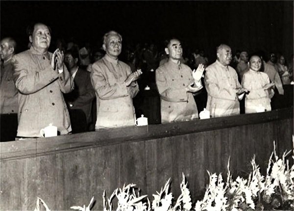 问道管理 中共九大，周恩来如何苦心安排主席台座位？