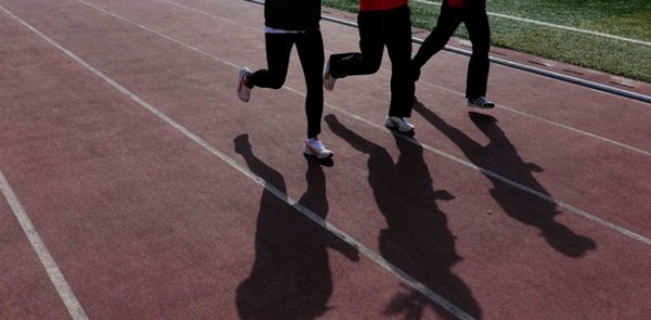 红河配资 光明网评论员：大学生花钱找“代跑”，体育锻炼不应困在App里